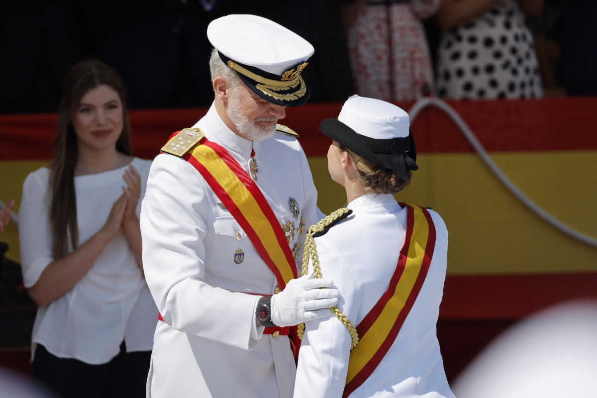 MARÍN (PONTEVEDRA), 16/07/2025.- La princesa Leonor recibe la Gran Cruz al Mérito Naval de manos de su padre, el rey Felipe VI, durante la entrega de reales despachos a los nuevos oficiales en la Academia Naval de Marín, un acto al que asisten la reina Letizia y la infanta Sofía (i-atrás), este miércoles. EFE/ Lavandeira Jr
