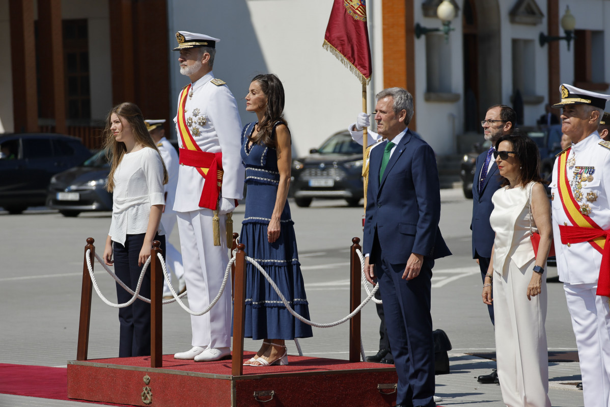 MARÍN (PONTEVEDRA), 16/07/2025.- Los reyes Felipe VI y Letizia, y la infanta Sofía (i) junto al presidente de la Xunta, Alfonso Rueda (3d) la ministra de Defensa, Margarita Robles (2d) asisten a la entrega de reales despachos a los nuevos oficiales en la Academia Naval de Marín, un acto enel que la princesa Leonor recibirá la Gran Cruz al Mérito Naval, este miércoles. EFE/ Lavandeira Jr