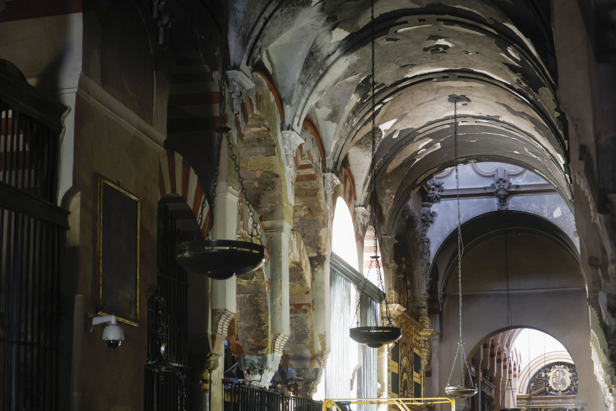 CÓRDOBA, 09/08/2025.- Trabajos en el interior de la mezquita-catedral después del incendio que en la noche del viernes afectó al templo. Una capilla colapsada, en la que se ha derrumbado el techo, y otras dos afectadas es el balance de daños que ocasionó el fuego. EFE/Salas